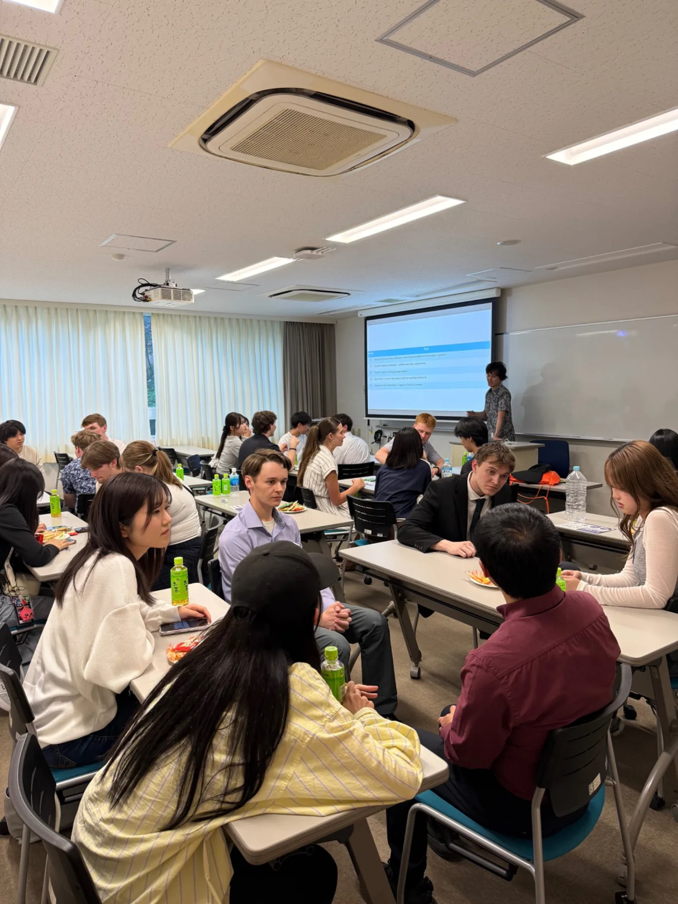 Students taking part in an academic exchange and small-group discussion in Japan